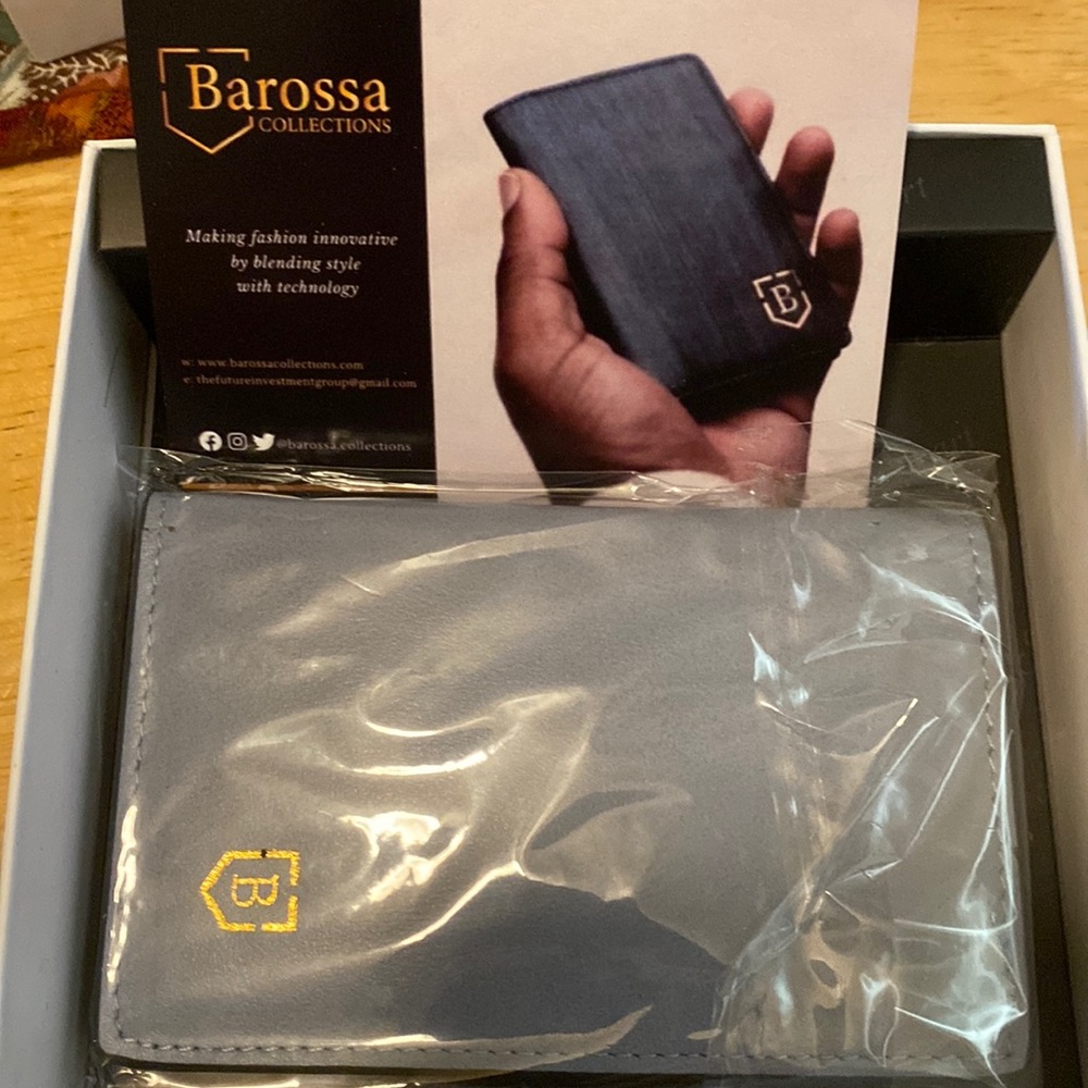 Wallet. Barossa Collection. Unisex anti-lost smart wallet, silver grey